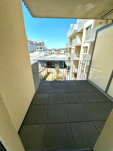 an empty balcony with a view of a building at COHO City Apartments mit hauseigener Tiefgarage in Vienna