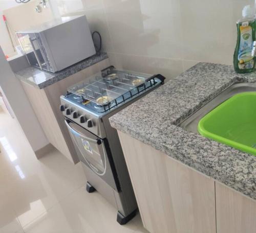 a small kitchen with a stove and a sink at Espacio Confortable y Agradable, Atlantis in Santa Cruz de la Sierra