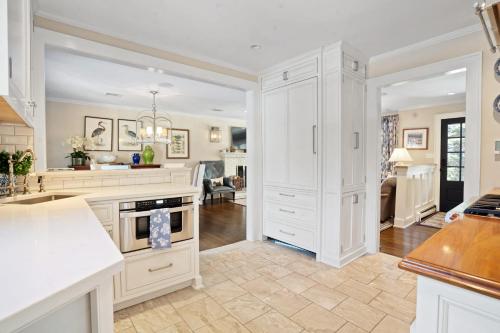 Η κουζίνα ή μικρή κουζίνα στο Steve's Place: Heated Pool, 3BR Southold Home, Beach
