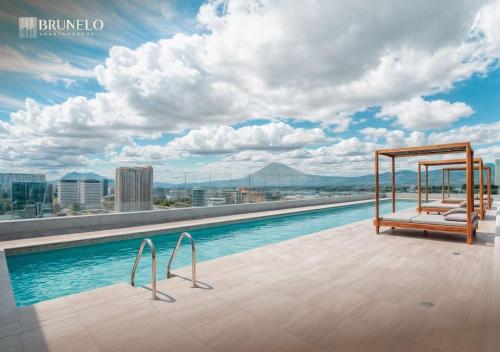 a swimming pool with two chairs on top of a building at Apartamento con Piscina de 2 habitaciones Edificio Brunelo Ciudad de Guatemala, Céntrico in Estación Pamplona