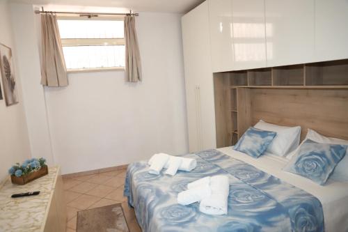a bedroom with a bed with towels on it at Appartamento la casa di Lilli Anguillara Sabazia-Lago, Relax e Roma a portata di treno in Anguillara Sabazia