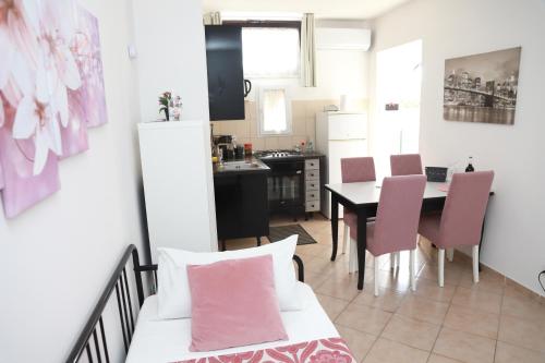 a kitchen and dining room with a table and a dining room at Appartamento la casa di Lilli Anguillara Sabazia-Lago, Relax e Roma a portata di treno in Anguillara Sabazia