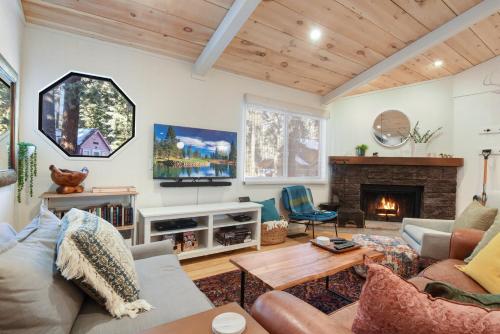 TV a/nebo společenská místnost v ubytování Pino Point Steps to Tahoe Beaches