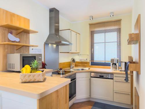 Una cocina con un bol de fruta en la encimera. en Haus Sonnenschein, en Zingst