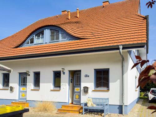 una casa blanca con un techo naranja en Haus Sonnenschein, en Zingst