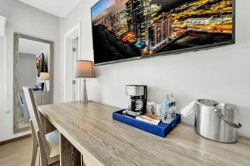 a table with a coffee maker on top of it at Hotel Sheldon in Hollywood