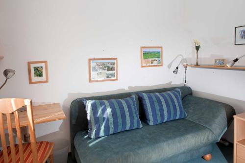 a living room with a green couch and a wooden table at Störtebeker 14 in Kühlungsborn