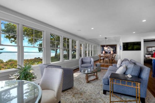 een woonkamer met meubels en ramen bij Bahia Mar: Beach House, North Fork in Laurel