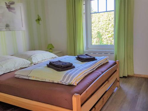 Letto o letti in una camera di Ferienwohnung im roten Haus