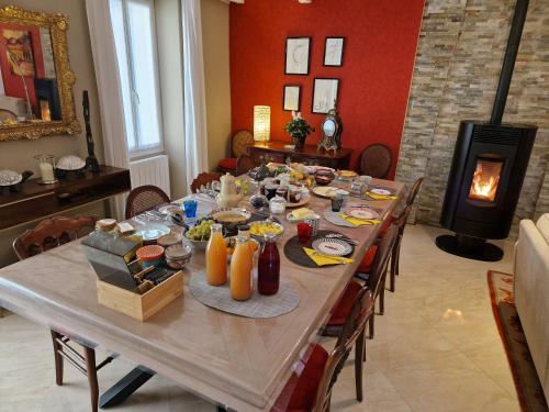 - une table avec de la nourriture dans le salon dans l'établissement Au Clos du Bourg, à Blasimon