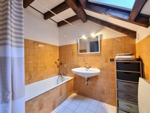 Et badeværelse på L'Ecrin du Lac, proche des stations de ski les Aravis