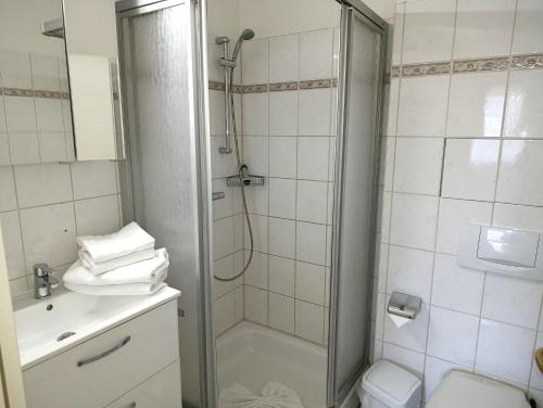 ein Badezimmer mit Dusche, Toilette und Waschbecken in der Unterkunft Fewo Rosenhof 02 in Kühlungsborn
