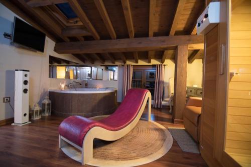 a living room with a table and a tub at Casa Quimera in Gilgarcía
