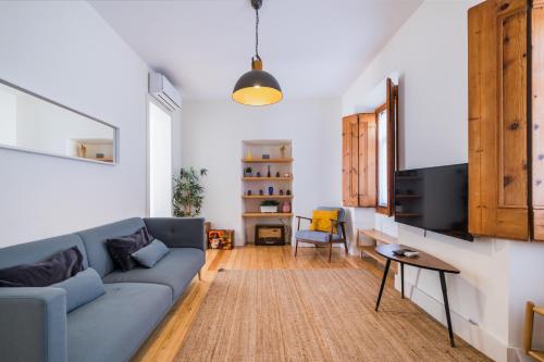 a living room with a couch and a table at Dom Vasco 30 - Charm flat with garden by Belém in Lisbon