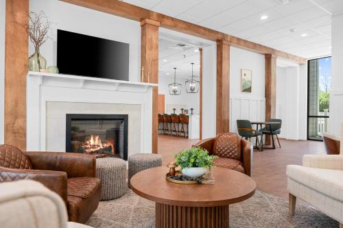 a living room with a fireplace and a tv at Branson Falls Lodge in Branson