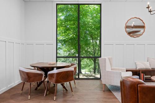 a dining room with a table and chairs at Branson Falls Lodge in Branson