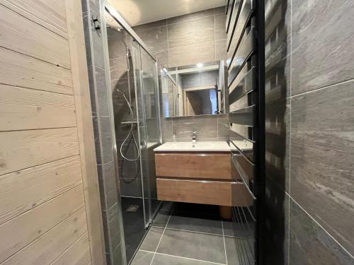 une salle de bain avec un lavabo et une douche en verre dans l'établissement Résidence Phoenix B by Leavetown Vacations, à L'Alpe-d'Huez
