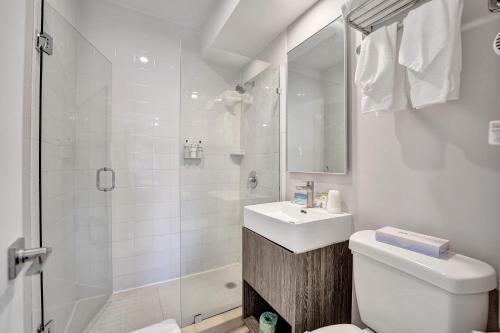 a bathroom with a toilet and a sink and a shower at Hotel Sheldon in Hollywood