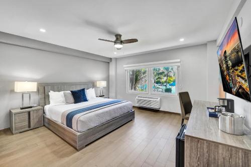 a bedroom with a bed and a window at Hotel Sheldon in Hollywood