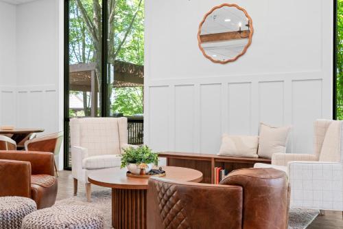 a living room with chairs and a table and a mirror at Branson Falls Lodge in Branson