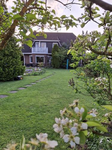 a house with a yard with a yard sidx sidx sidx at Ferienwohnung Janine in Neubrandenburg