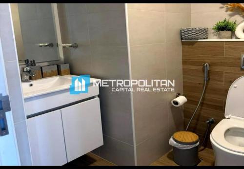 um banheiro com uma pia branca e um vaso sanitário em 2 Br Luxury duplex Canal View, 5 min to AUH Airport, Yas island , Raha Mall em Abu Dhabi