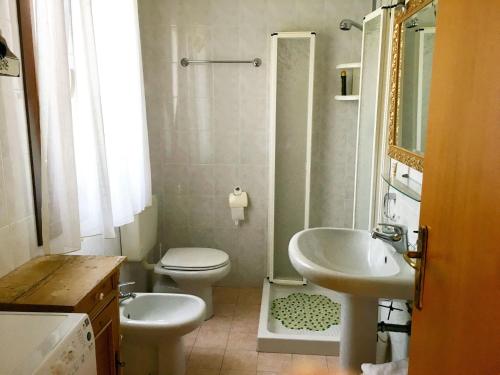 a small bathroom with a toilet and a sink at Prataiolo in Palazzo Vianello