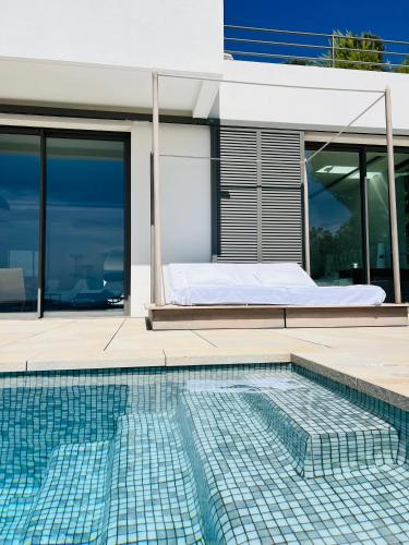 Contemporary Villa with Sea View, Infinity Swimming pool, Gym , Cinema room,Lift