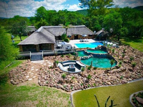 una vista aerea di una casa con piscina di Sambane Game Lodge a Bracondale