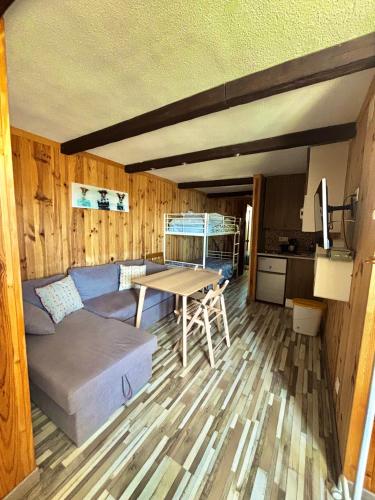 una sala de estar con un sofá y una mesa en estudio muy acogedor, en Sierra Nevada
