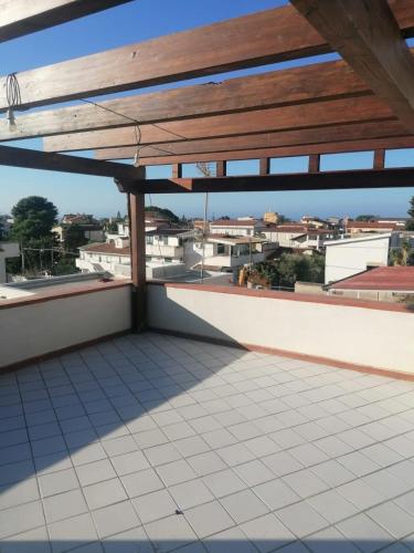a balcony with a view of a city at Casa Tio Pepe in Zingarello