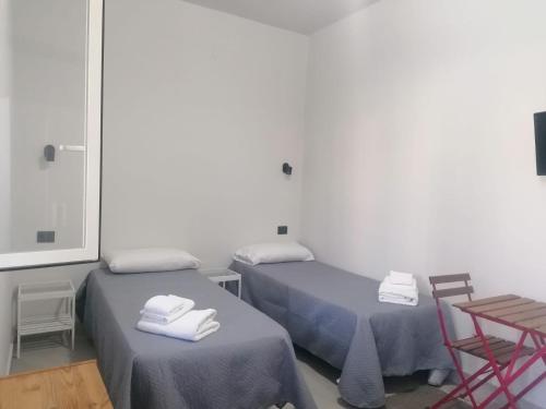 a room with two beds and a table and a chair at Casa Tio Pepe in Zingarello
