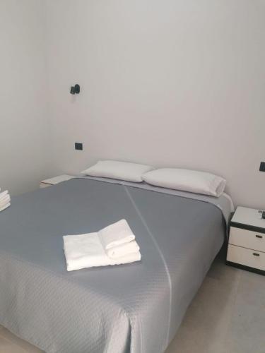 a bed with two white towels on top of it at Casa Tio Pepe in Zingarello
