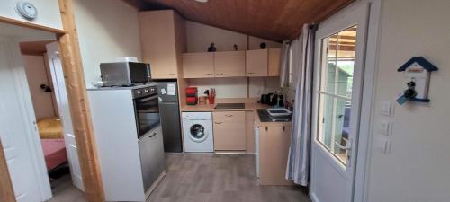 Una cocina o cocineta en Chalet dans parc résidentiel privé avec wifi, piscine
