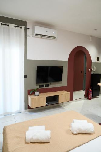 Una televisión o centro de entretenimiento en Urban Nomad