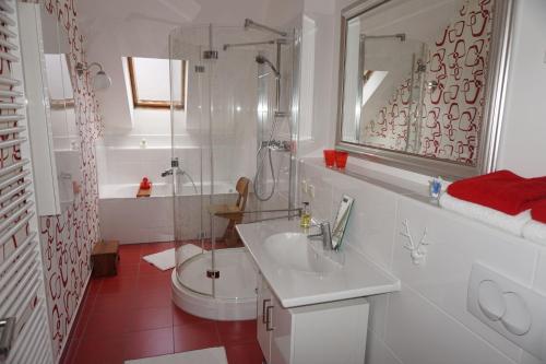 Ένα μπάνιο στο Ferienwohnung Engelsherberge