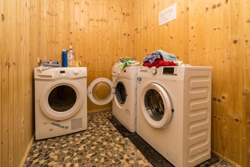 LütowUrlaub im Wohnwagen mitten im Wald的客房内的2台洗衣机和干衣机