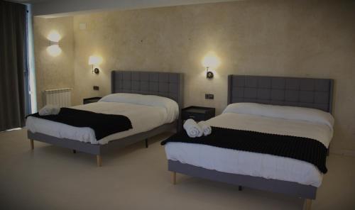 two beds in a hotel room with two bedsvisor at Casa Rural Las Bengoas in Alesanco