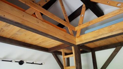 a roof of a building with wooden beams at Ferien am Schloss Duckwitz in Duckwitz