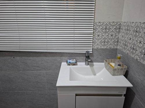 ダル・エス・サラームにあるSerene BnB - Apt 03 Makongo after Mlimani Cityのギャラリーの写真