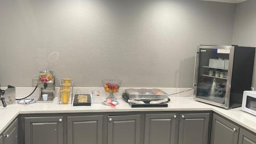 a kitchen counter with a blender and a microwave at Homegate Inn And Suites in Collierville