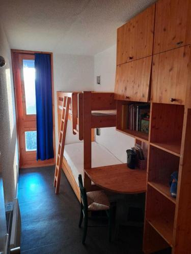 - une chambre avec des lits superposés, un bureau et une table dans l'établissement Résidence Bequi Rouge - 2 pièces 5 personnes MAE-8314, à Arc 1800
