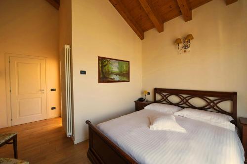 a bedroom with a large bed with white sheets at T'AMI Hotel Resort Spa in Selvino
