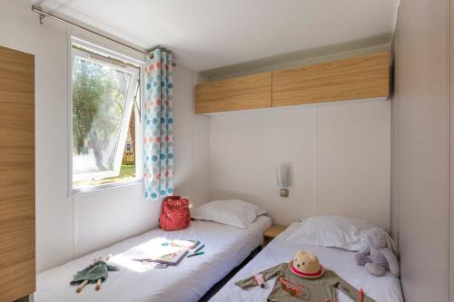 Ένα ή περισσότερα κρεβάτια σε δωμάτιο στο Camping Saint-Palais-Sur-Mer