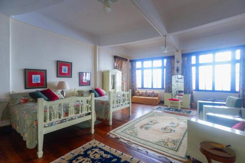 Postel nebo postele na pokoji v ubytování Darjeeling Burdwan Royal Heritage Palace