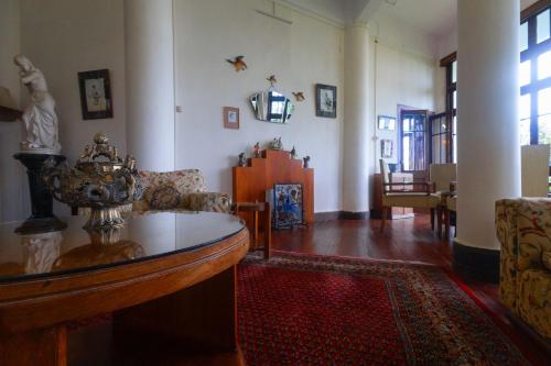 Posezení v ubytování Darjeeling Burdwan Royal Heritage Palace