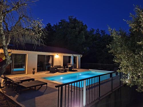 une piscine devant une maison la nuit dans l'établissement La Casita villa avec piscine prés d'Uzes, à Saint-Laurent-la-Vernède
