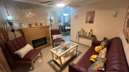Una sala de estar con un sofá y una chimenea. en Apt Curiel II, en El Cachón