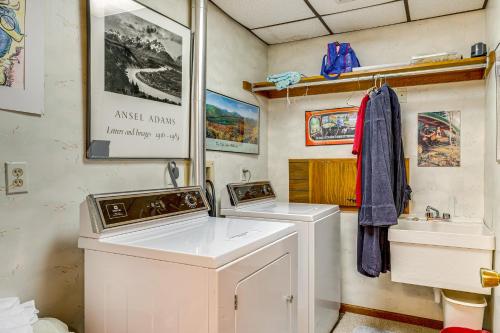 Fotografie z fotogalerie ubytování Beech Mt Lakefront Gem! Hot Tub, Kayaks, Billiards 