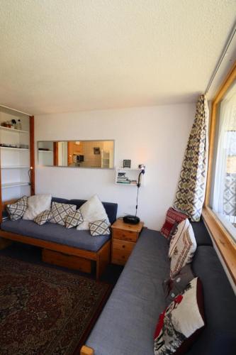 un salon avec un canapé et une table dans l'établissement Résidence Home Club - Studio avec vue imprenable retour ski aux pieds MAE-3914, à Tignes